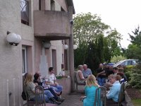 De hond op het balkon vraagt zich af wie al die herrie maakt.